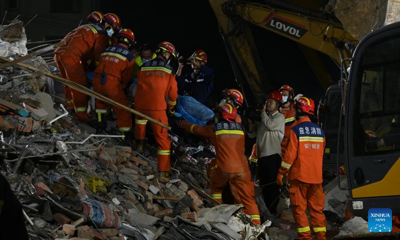 Rescuers transfer a missing person whom they have found to an ambulance at the site of a building collapse in Datong Township of Tongling City, east China's Anhui Province, May 27, 2024.(Photo: Xinhua)