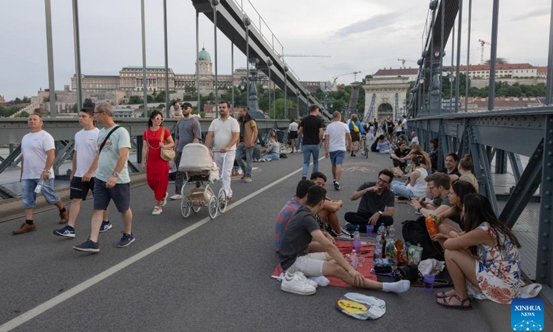 People participate in the Chain Bridge picnic event in celebration of the 175th anniversary of the landmark bridge in Budapest, Hungary on May 26, 2024.(Photo: Xinhua)