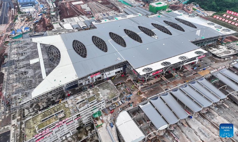 An aerial drone photo taken on May 28, 2024 shows the Chongqing East Railway Station under construction in southwest China's Chongqing. The construction of the steel structure roof of Chongqing East Railway Station was completed on Tuesday.(Photo: Xinhua)
