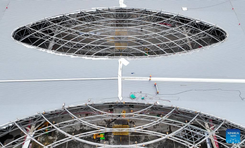 An aerial drone photo taken on May 28, 2024 shows the Chongqing East Railway Station under construction in southwest China's Chongqing. The construction of the steel structure roof of Chongqing East Railway Station was completed on Tuesday.(Photo: Xinhua)