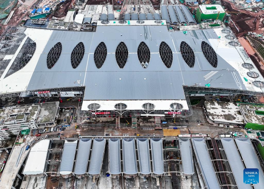 An aerial drone photo taken on May 28, 2024 shows the Chongqing East Railway Station under construction in southwest China's Chongqing. The construction of the steel structure roof of Chongqing East Railway Station was completed on Tuesday.(Photo: Xinhua)