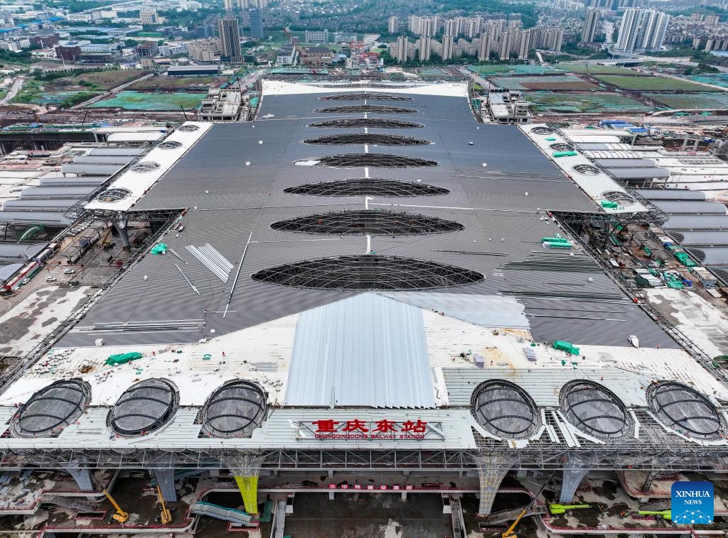 An aerial drone photo taken on May 28, 2024 shows the Chongqing East Railway Station under construction in southwest China's Chongqing. The construction of the steel structure roof of Chongqing East Railway Station was completed on Tuesday.(Photo: Xinhua)