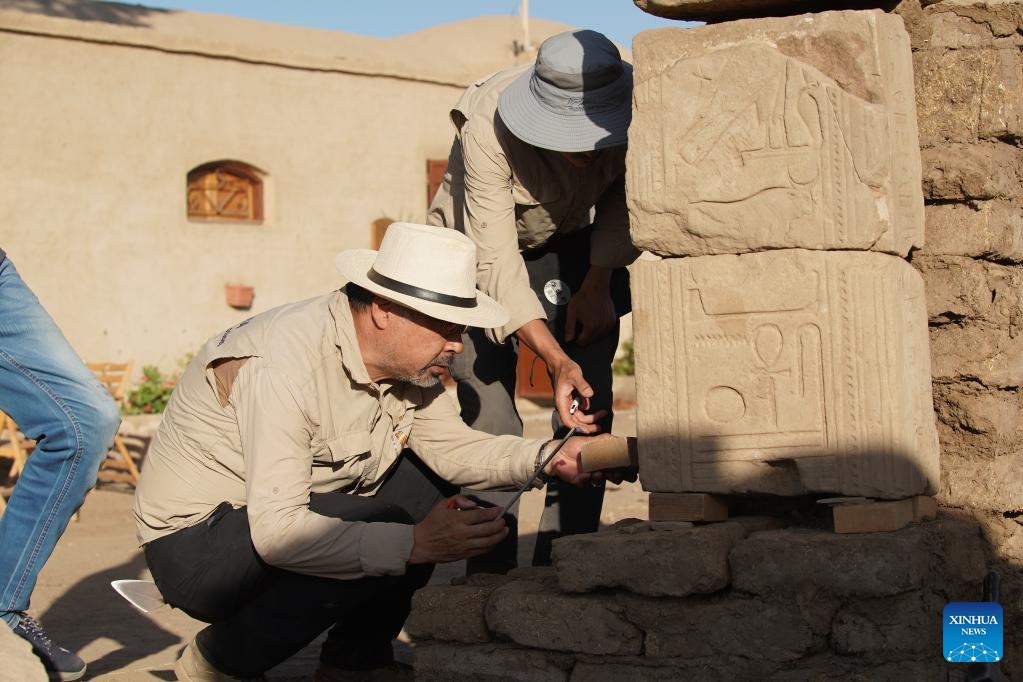 Chinese archaeologist Jia Xiaobing (L) discusses with teammates about carved stones at the excavation site of the Montu Temple in Luxor, Egypt, on May 1, 2024. The Montu Temple, located at the Karnak Temple Complex of Egypt's monument-rich city of Luxor, was dedicated to the worship of Montu, a falcon-headed war god. Since late 2018, the first Egyptian-Chinese archaeological mission has been working seasonally at the Karnak Temple Complex, inspiring many Egyptian and Chinese experts to strengthen related cooperation.(Photo: Xinhua)