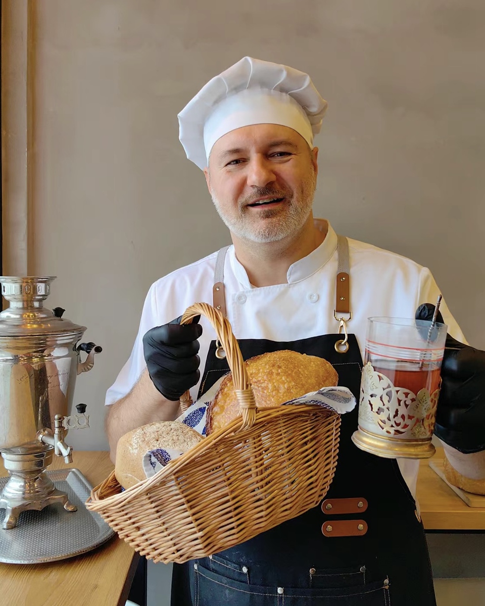 Russian baker Denis Danko and bread made at his bakery Photo: Zhang Weilan/GT