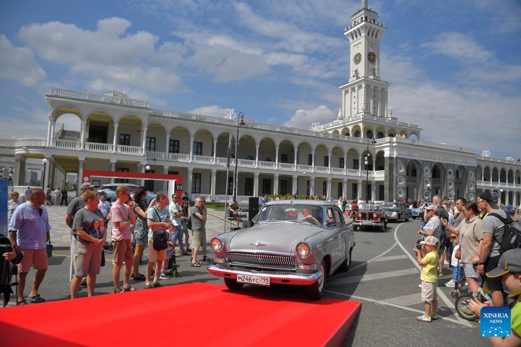 People look at a car participating in a retro car rally in Moscow, Russia, on June 2, 2024.(Photo: Xinhua)