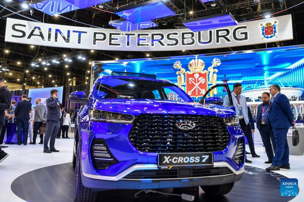 People visit an exhibition hall of the 27th St. Petersburg International Economic Forum (SPIEF) in St. Petersburg, Russia, June 5, 2024. The 27th SPIEF opened here on Wednesday with the participation of delegates from 139 countries and regions.(Photo: Xinhua)
