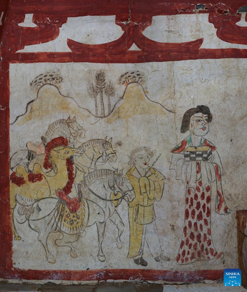 This undated photo shows a mural depicting various work scenes in a Tang Dynasty (618-907) tomb excavated in Taiyuan, north China's Shanxi Province.(Photo: Xinhua)