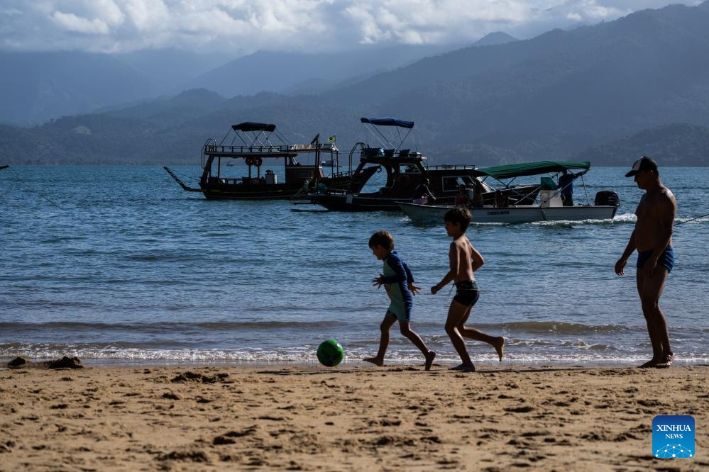 People enjoy leisure time on a beach in Environmental Protected Area of Cairu?u in the state of Rio de Janeiro, Brazil, May 31, 2024. Paraty and Ilha Grande is a serial property comprising six component parts including Paraty Historic Center, Morro da Vila Velha, Serra da Bocaina National Park, Ilha Grande State Park, Praia do Sul Biological Reserve and Environmental Protected Area of Cairu?u.(Photo: Xinhua)