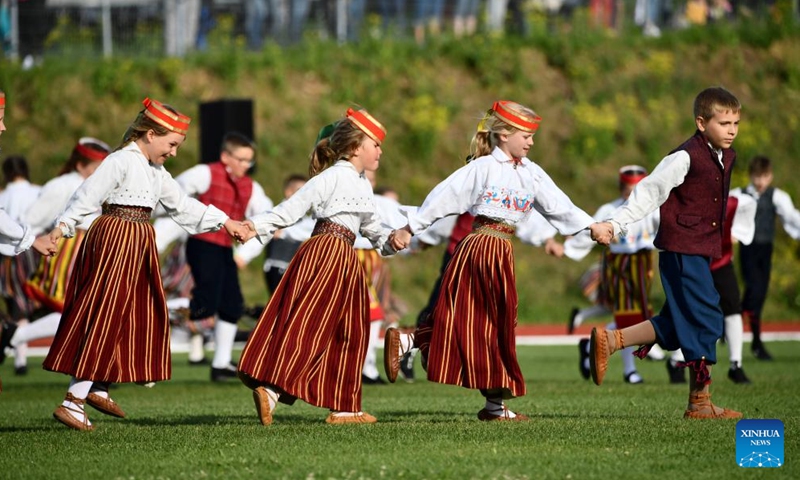 People in traditional Estonian folk costumes take part in a dance celebration in Johvi, Estonia on June 8, 2024. More than 1,200 folk dancers from about 100 troops took part in the celebration. (Photo: Xinhua)