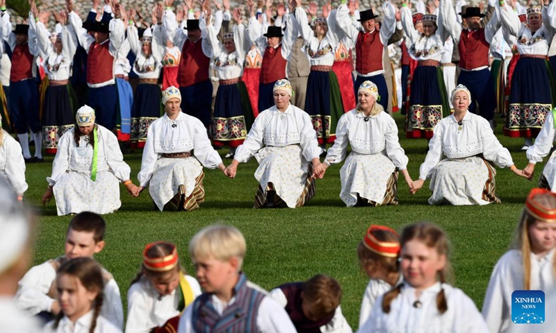 People in traditional Estonian folk costumes take part in a dance celebration in Johvi, Estonia on June 8, 2024. More than 1,200 folk dancers from about 100 troops took part in the celebration. (Photo: Xinhua)