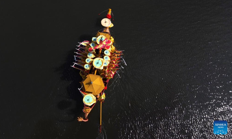 An aerial drone photo taken on June 6, 2024 shows a Luodian dragon boat sailing on the water of Meilan Lake in Baoshan District, east China's Shanghai. (Photo: Xinhua)