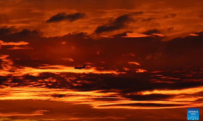 This photo taken on June 9, 2024 shows a plane at sunset in Sydney, Australia. (Photo: Xinhua)