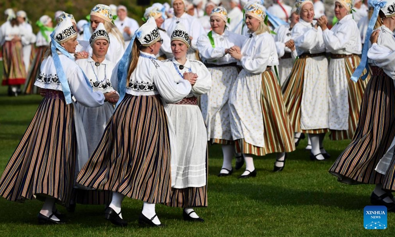 People in traditional Estonian folk costumes take part in a dance celebration in Johvi, Estonia on June 8, 2024. More than 1,200 folk dancers from about 100 troops took part in the celebration. (Photo: Xinhua)