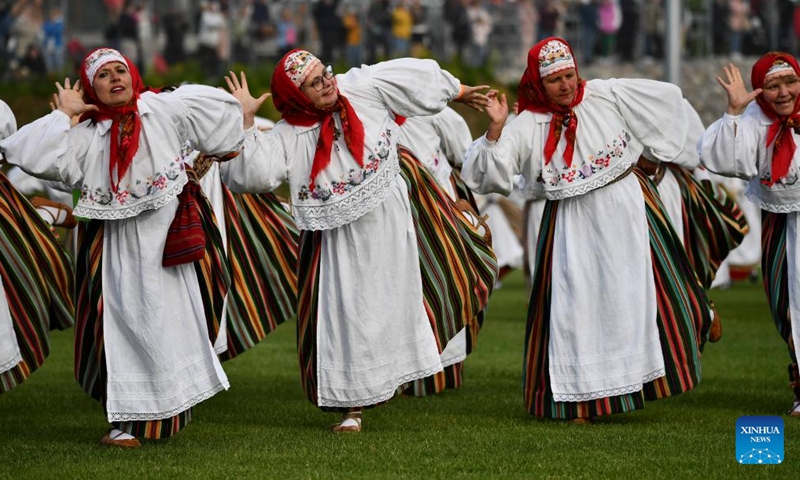 People in traditional Estonian folk costumes take part in a dance celebration in Johvi, Estonia on June 8, 2024. More than 1,200 folk dancers from about 100 troops took part in the celebration. (Photo: Xinhua)
