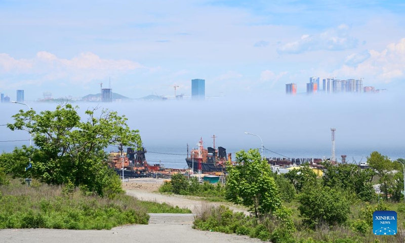 This photo taken on June 10, 2024 shows advection fog in downtown Vladivostok, Russia. (Photo: Xinhua)