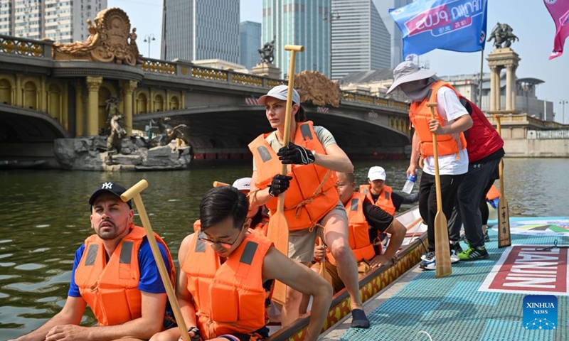 Laura Mora (3rd L), a Spanish engineer from Airbus China, and her teammates of Airbus China dragon boat team prepare to practise on the Haihe river in north China's Tianjin on June 6, 2024. (Photo: Xinhua)