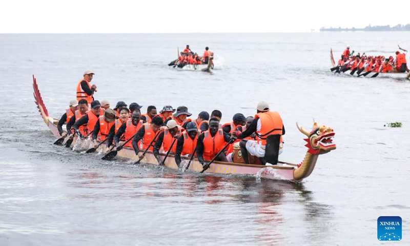 Teams compete during a dragon boat race held on the nearshore part of Lake Victoria in Entebbe, Uganda, June 9, 2024. The government of Uganda and the Chinese Embassy in the Eastern African country have jointly launched a tourism season between the two countries, with a dragon boat race held ahead of the traditional Chinese Dragon Boat Festival. (Photo: Xinhua)