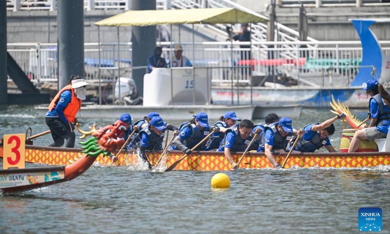 Laura Mora, a Spanish engineer from Airbus China, and her teammate compete during the 2024 Haihe Dragon Boat Race in north China's Tianjin on June 10, 2024. (Photo: Xinhua)