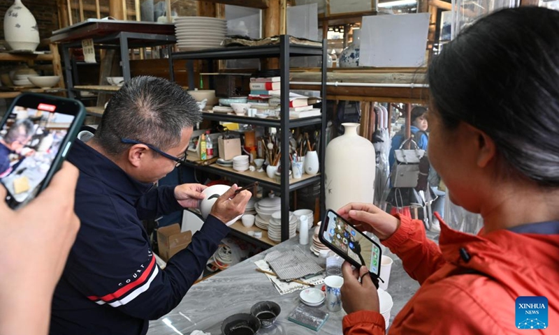 Artisan Sun Lixin paints on a piece of porcelain artwork in Jingdezhen, east China's Jiangxi Province, June 5, 2024. (Photo: Xinhua)