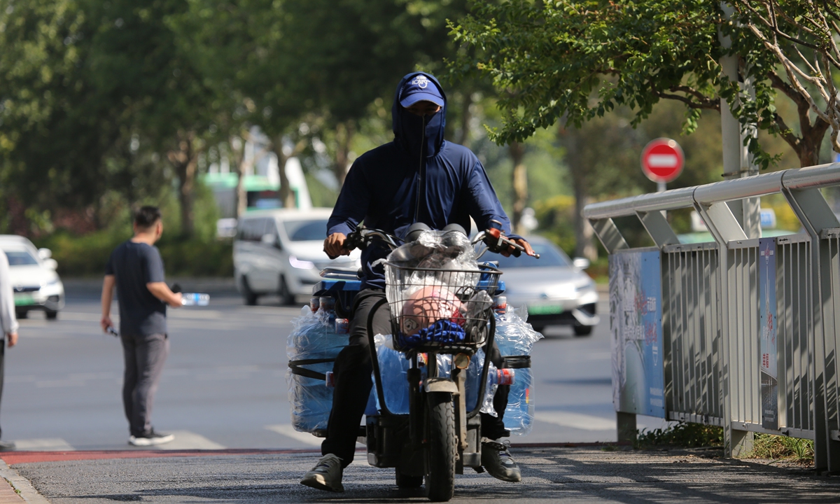 Zhengzhou residents travel amid high temperatures above 40 C in Zhengzhou, Central China's Henan Province, on June 12, 2024.Photo: VCG