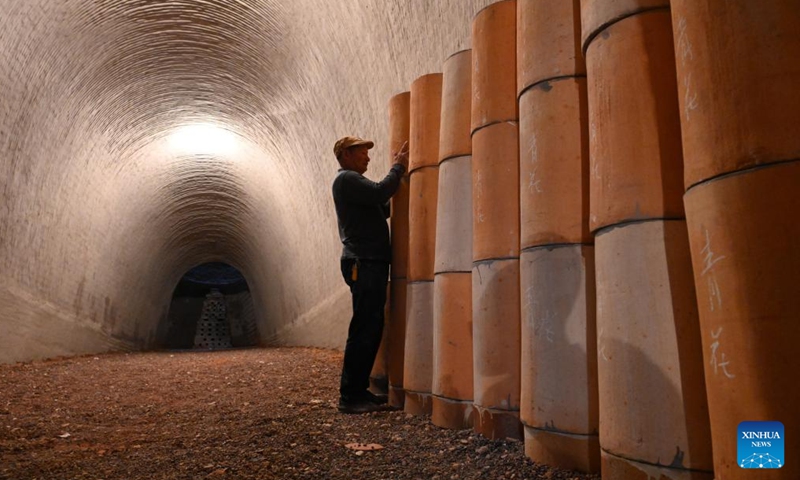 An artisan arranges saggers, essential tools in the ceramic firing process, at a kiln in Jingdezhen, east China's Jiangxi Province, June 5, 2024. (Photo: Xinhua)