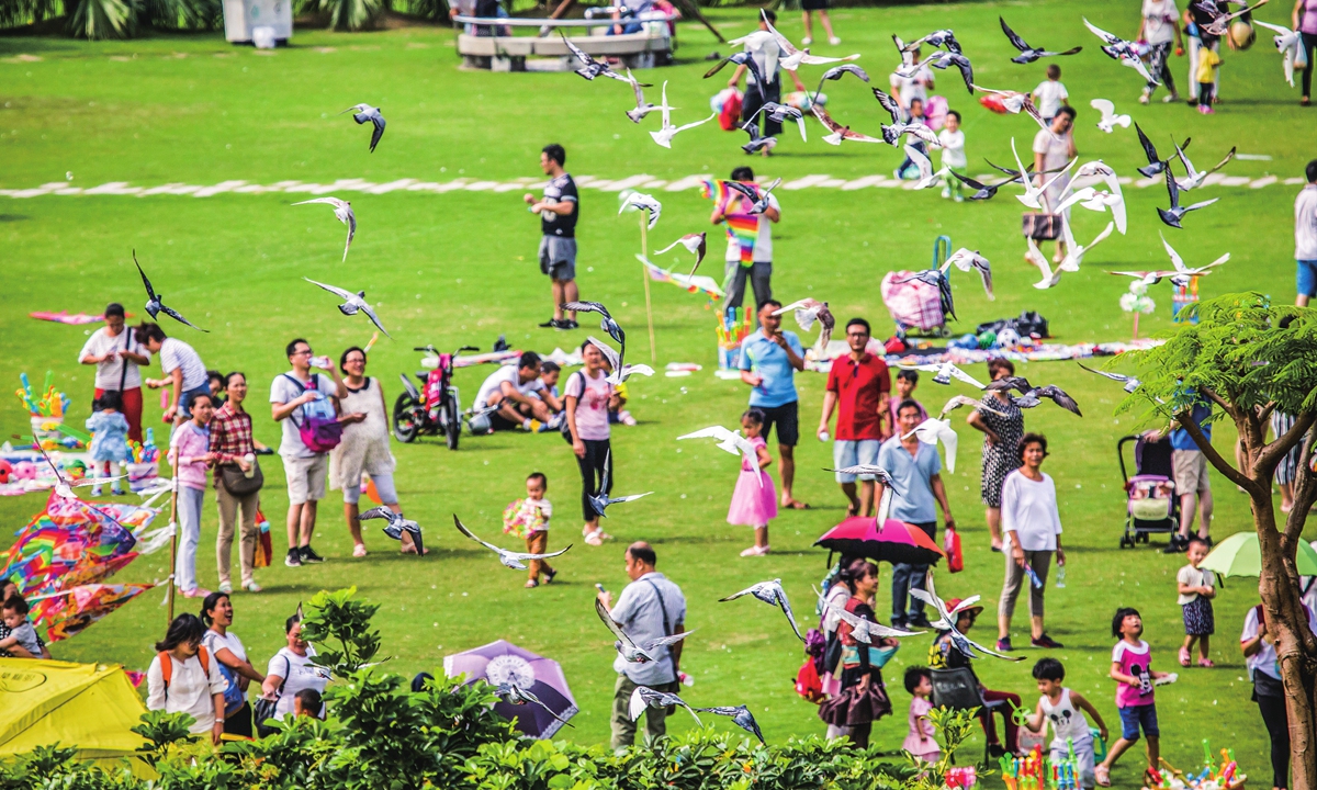Tourists spend their weekend at the Yundang Lake. Photo: VCG