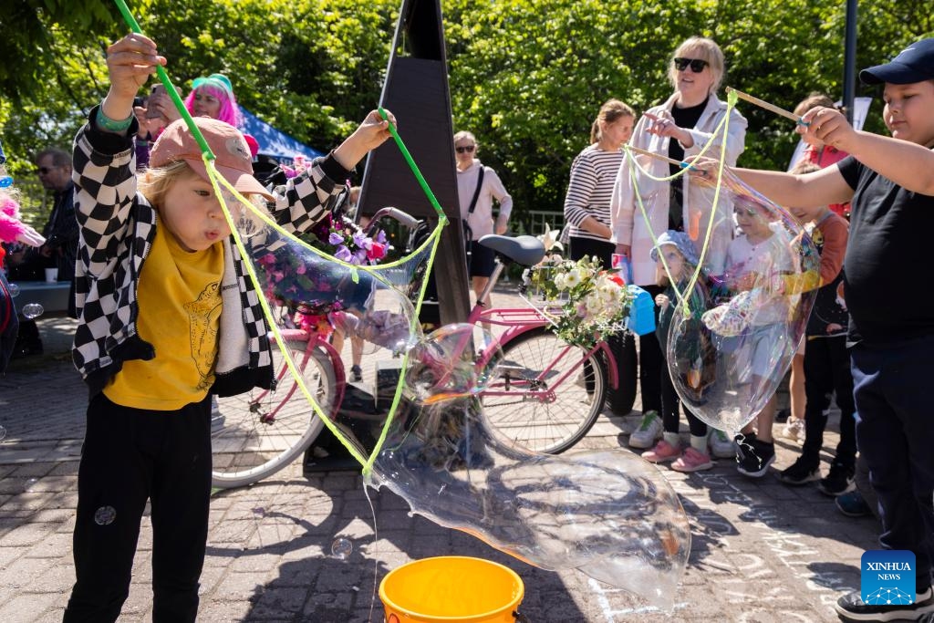 Children play with soap bubbles at Malmi Suburb during Helsinki Day in Helsinki, Finland on June 12, 2024. June 12 marks Helsinki's birthday, or Helsinki Day, during which residents and tourists will gather to celebrate, turning the entire city into a large carnival.(Photo: Xinhua)