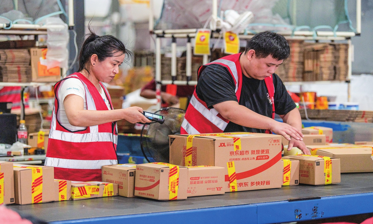 Workers sort packages for cross-border orders at a warehouse of Chinese e-commerce platform JD.com at a local comprehensive bonded area in Jinhua, East China’s Zhejiang Province on June 17, 2024, Orders have surged during the “618” shopping festival. Photo: VCG 