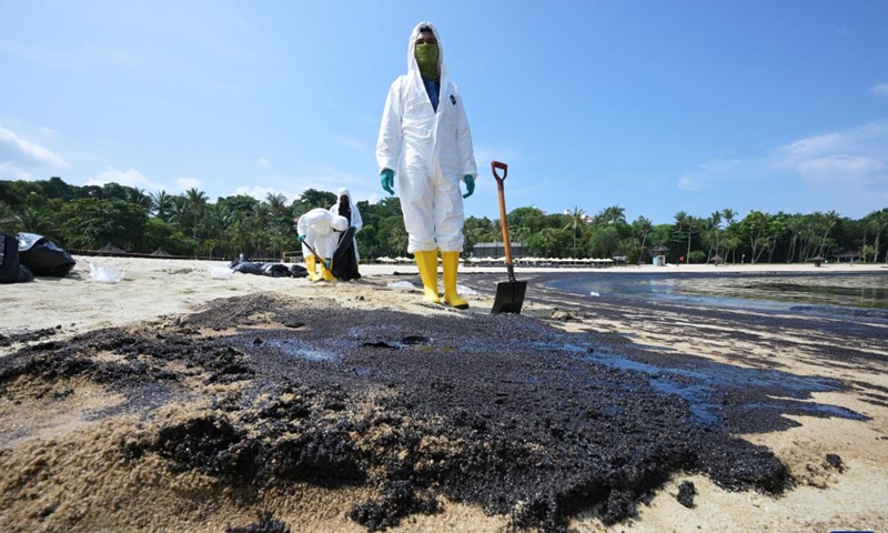 Workers clean up the oil spill on Tanjong beach on Sentosa island in Singapore, June 16, 2024.
(Photo: Xinhua)