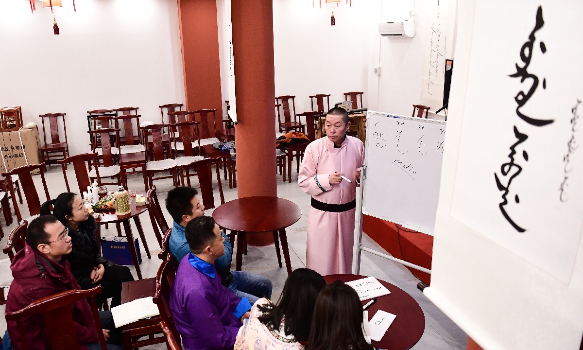 A man teaches the Manchu language. Photo: VCG