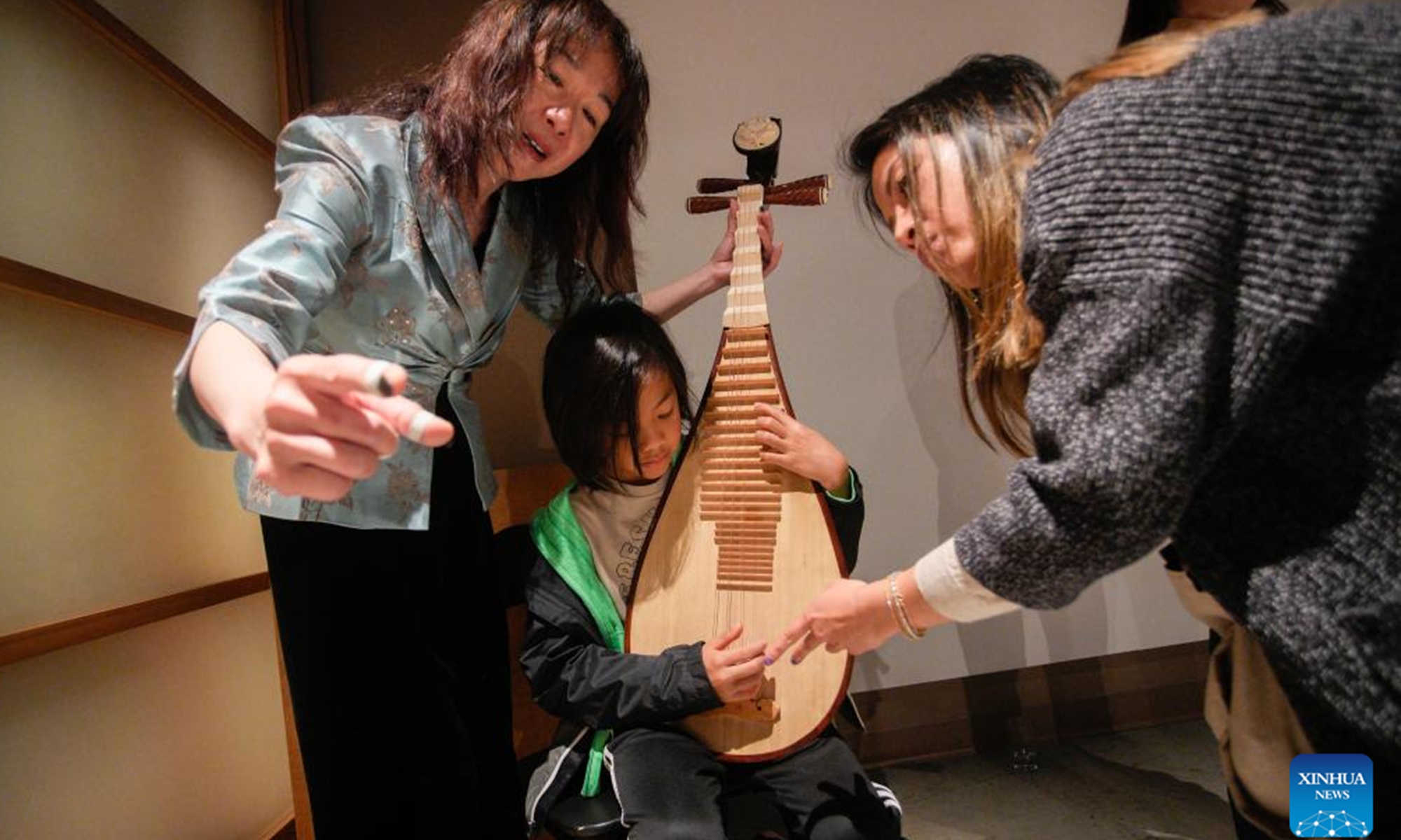 People try traditional Chinese musical instruments in Vancouver ...