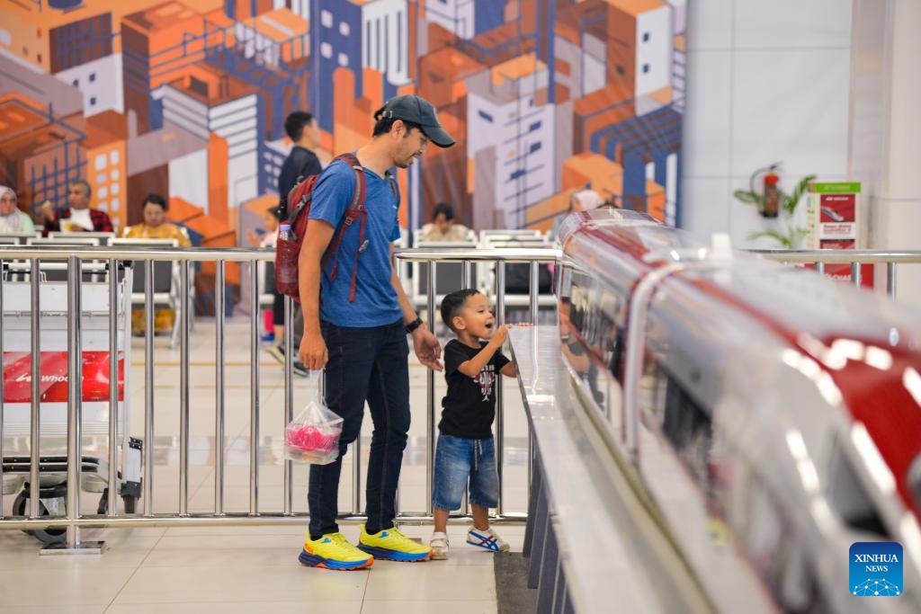 A child views a model of a high-speed electrical multiple unit (EMU) train of the Jakarta-Bandung high-speed railway at the waiting hall of Halim Station in Jakarta, Indonesia, June 17, 2024. The Jakarta-Bandung High-Speed Railway (HSR) marked its eight months of operation on Monday with a total of 3.54 million passengers transported, said PT Kereta Cepat Indonesia-China (KCIC), a joint venture consortium between Indonesian and Chinese state-owned firms that constructs and runs the HSR.(Photo: Xinhua)