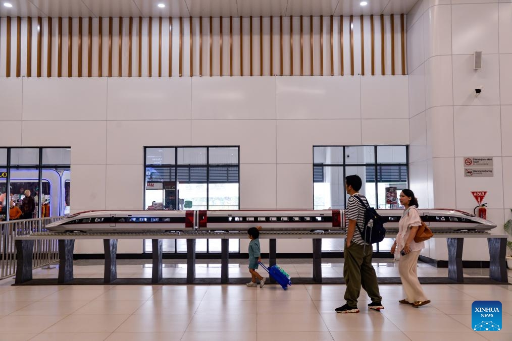 Passengers view a model of a high-speed electrical multiple unit (EMU) train of the Jakarta-Bandung high-speed railway at the waiting hall of Halim Station in Jakarta, Indonesia, June 17, 2024. The Jakarta-Bandung High-Speed Railway (HSR) marked its eight months of operation on Monday with a total of 3.54 million passengers transported, said PT Kereta Cepat Indonesia-China (KCIC), a joint venture consortium between Indonesian and Chinese state-owned firms that constructs and runs the HSR.(Photo: Xinhua)