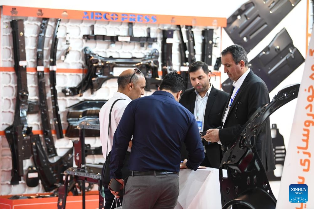 People communicate at Iran's 19th International Auto Parts Exhibition in Tehran, Iran, June 18, 2024. The exhibition kicked off on Tuesday in Tehran.(Photo: Xinhua) 