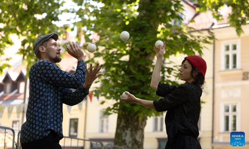 Acrobats perform a ball cascade during the international festival of contemporary clown and new circus in Ljubljana, Slovenia, on June 17, 2024. The international festival of contemporary clown and new circus is held here from June 17 to June 23.(Photo: Xinhua) 
