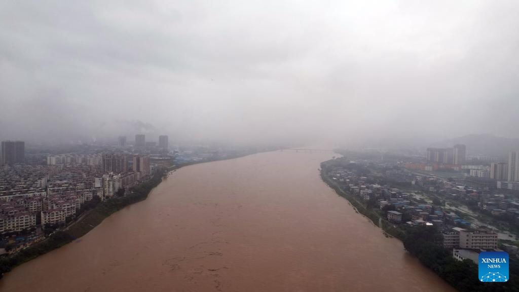 An aerial drone photo taken on June 18, 2024 shows surging water flow in the section of Rongjiang River in Rong'an County, south China's Guangxi Zhuang Autonomous Region. As of 11 a.m. Tuesday, torrential rainfall has elevated the water level in this section of Rongjiang River to 114.79 meters, or 0.19 meters above the alert line.(Photo: Xinhua) 