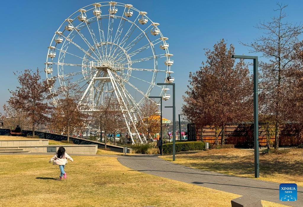 This photo taken with a mobile phone shows a kid running at the waterfall city park in Johannesburg, South Africa, June 17, 2024.(Photo: Xinhua)