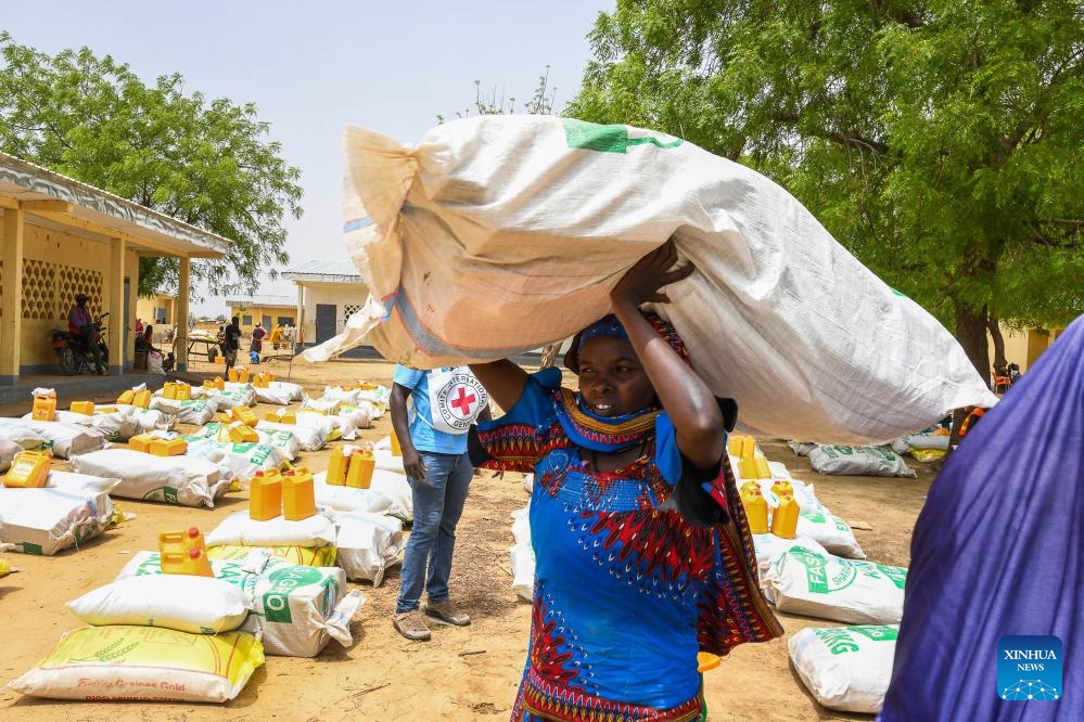 A woman carries a bag of goods donated by the International Committee of the Red Cross (ICRC) in Hile Alifa, Cameroon, June 12, 2024.(Photo: Xinhua)