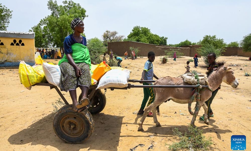 People transport goods donated by the International Committee of the Red Cross (ICRC) in Hile Alifa, Cameroon, June 12, 2024.(Photo: Xinhua)