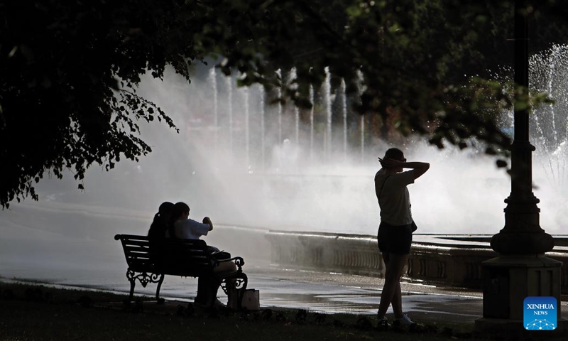 People cool themselves off near a public fountain amid a heatwave in Bucharest, Romania, June 22, 2024.(Photo: Xinhua)