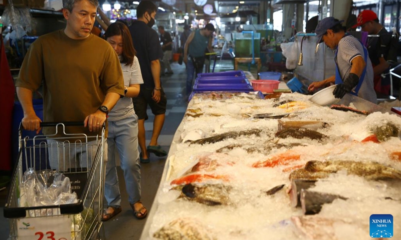 Customers sellect seafood at the Thonburi Market on the Thonburi side of Bangkok, Thailand, June 22, 2024. (Photo: Xinhua)