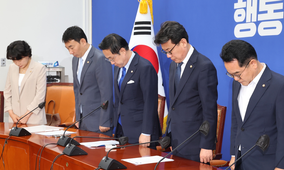 Jin Sung-joon, chairman of the Democratic Party of South Korea's policy committee, and other officials observe a moment of silence for the victims of a fire at a lithium battery factory in South Korea during the party's strategy meeting at the National Assembly on June 25, 2024. The June 24 fire killed 23 people, mostly Chinese nationals. Photo: VCG