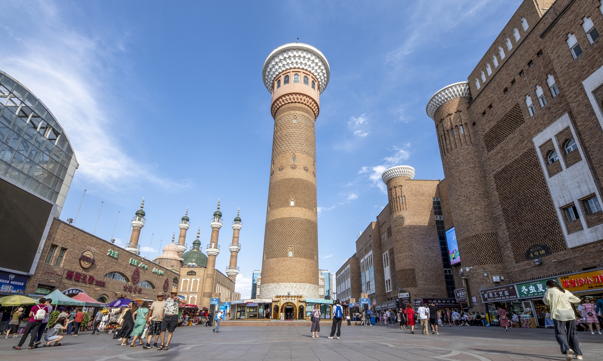 The grand bazaar in Urumqi Photo: VCG