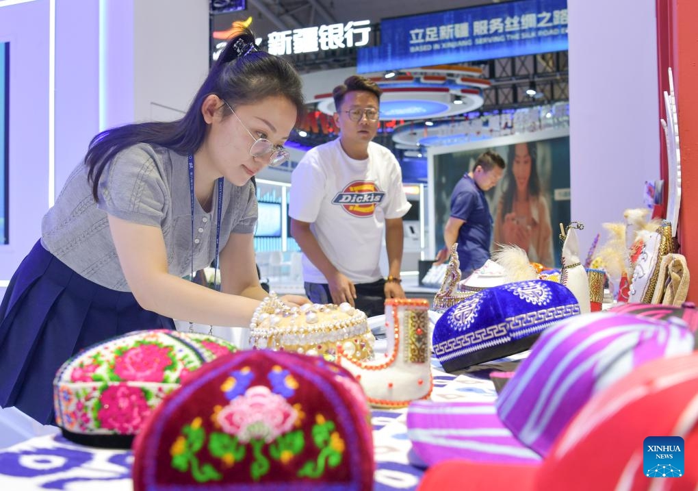A staff member organizes exhibits at the venue of the 8th China-Eurasia Expo in Urumqi, northwest China's Xinjiang Uygur Autonomous Region, June 25, 2024. The 8th China-Eurasia Expo will be held from June 26 to 30 in northwest China's Xinjiang. The expo will cover an area of 140,000 square meters with four major exhibition zones covering investment cooperation, international exhibition, special industries, and equipment manufacturing.(Photo: Xinhua)