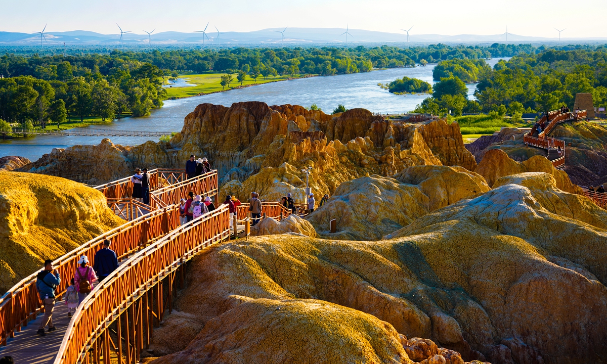 The Multicolored Beach in Altay, the Xinjiang Uygur Autonomous Region Photo: VCG