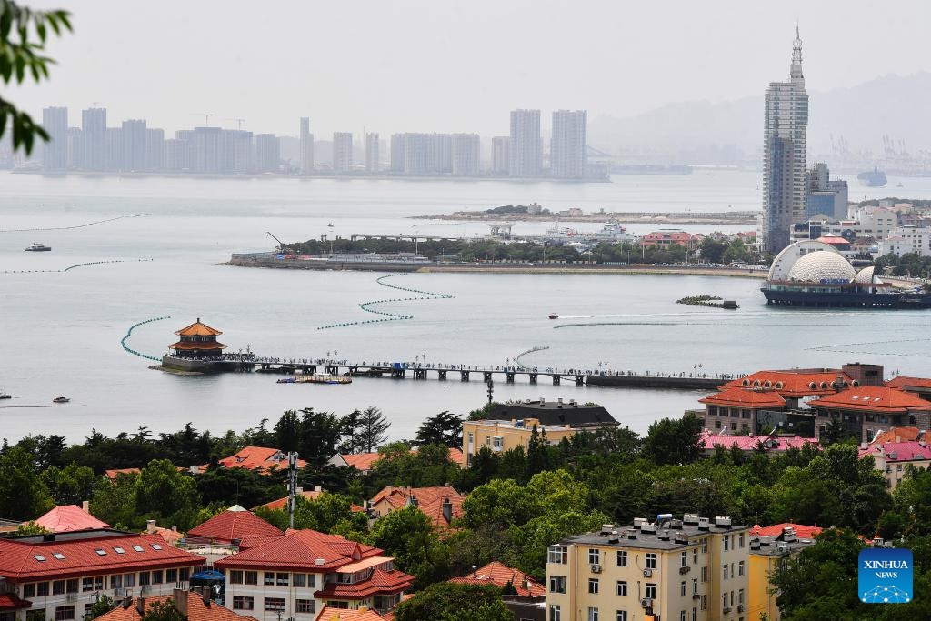 This photo taken on June 24, 2024 shows a coastal view in Qingdao, east China's Shandong Province. Tourism in Qingdao is heating up as domestic and foreign tourists come here to enjoy the coastal scenery and cool off in hot summer days.(Photo: Xinhua)
