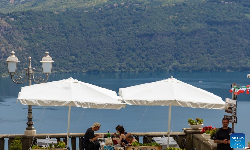 Tourists have lunch by Lake Albano in Rome, Italy, June 29, 2024. (Xinhua/Li Jing)