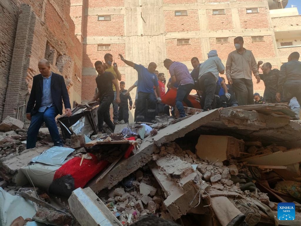 People search for survivors from a collapsed building in Assiut, Egypt, on July 2, 2024. (Photo: Xinhua)