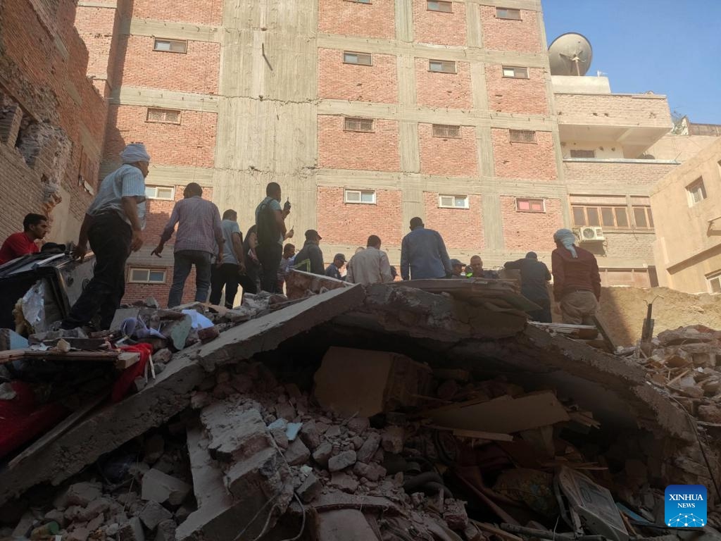 People search for survivors from a collapsed building in Assiut, Egypt, on July 2, 2024. (Photo: Xinhua)