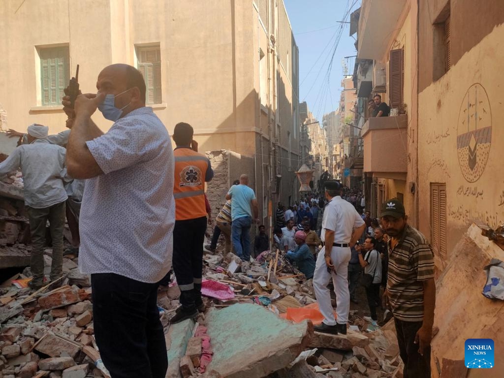 People search for survivors from a collapsed building in Assiut, Egypt, on July 2, 2024. (Photo: Xinhua)